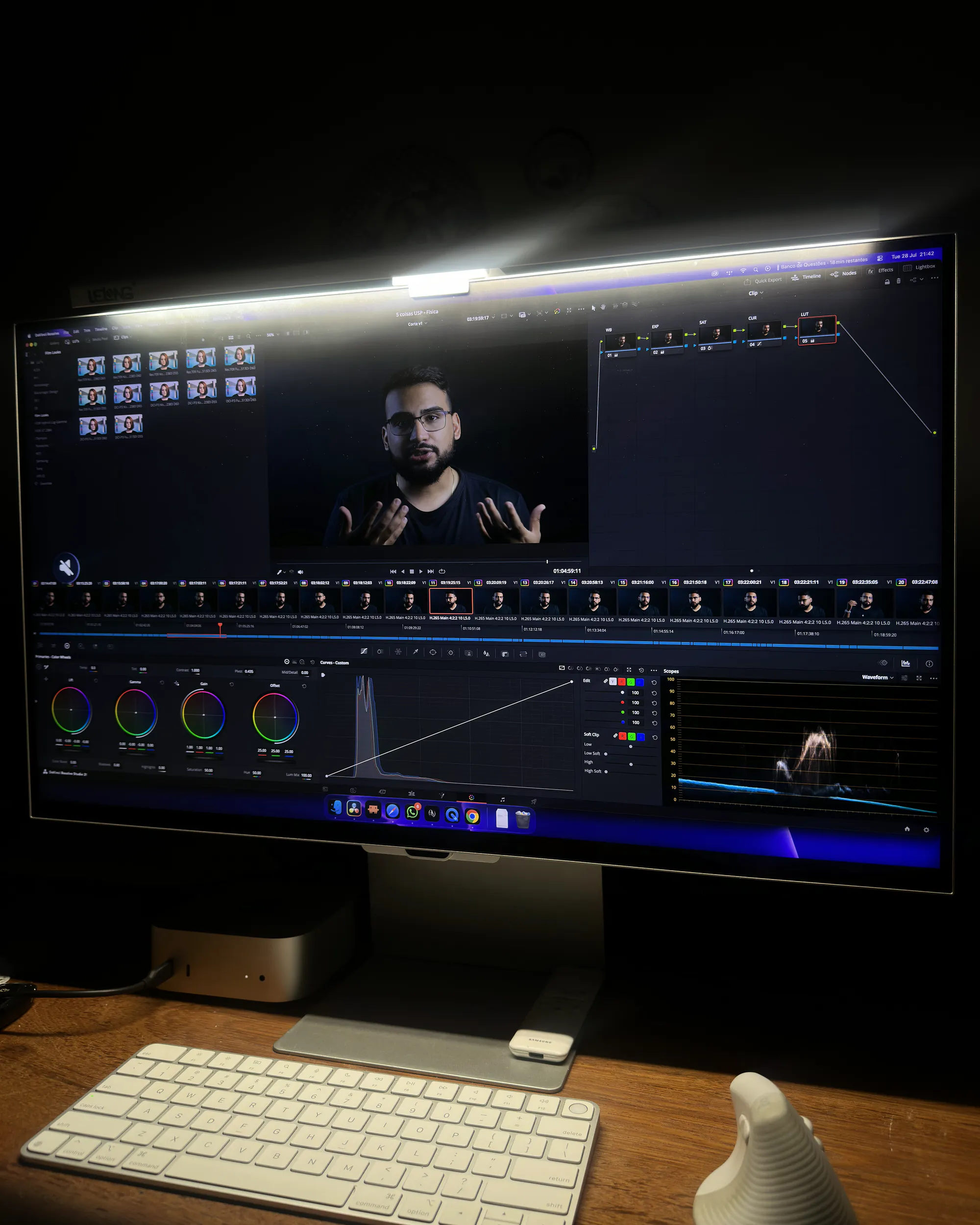 Sessão de correção de cor no DaVinci Resolve: rodas de cor, linha do tempo e o vídeo sendo tratado no monitor