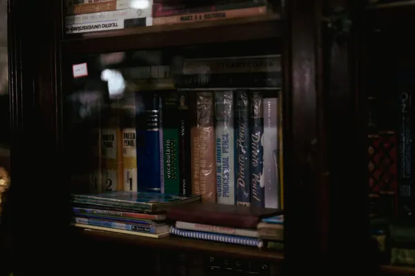 Estante de livros de direito e cadernos empilhados