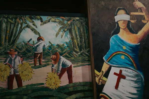 Duas pinturas encostadas: uma cena de colheita e uma figura da Justiça