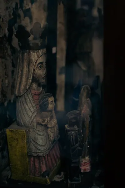 Imagem de santa em madeira policromada, com o menino no colo