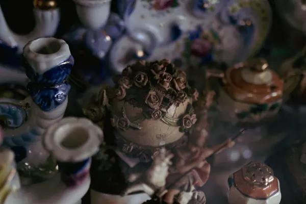 As mesmas porcelanas, mais perto, num amontoado de flores e bules
