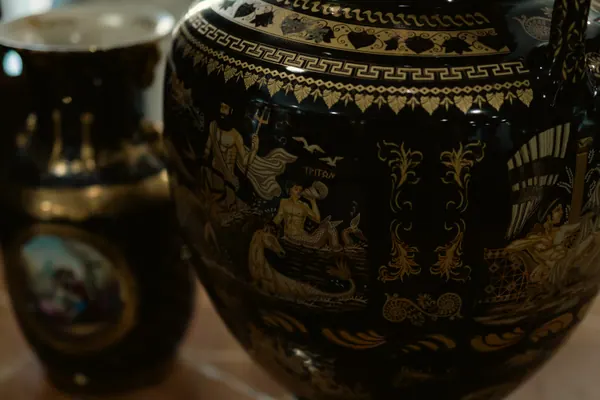 Vaso grande de cerâmica preta com cena mitológica pintada em dourado