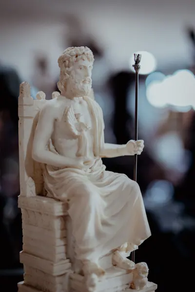 Estatueta de Zeus sentado no trono, em mármore claro