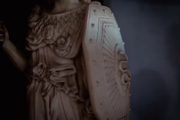 Estátua de Atena com escudo e lança, em mármore claro