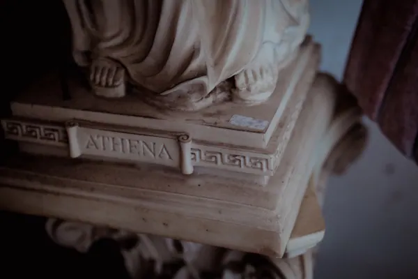 A base da estátua, com o nome Athena gravado em relevo