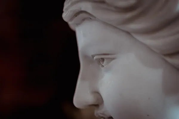 Perfil de um busto de mármore branco, em close