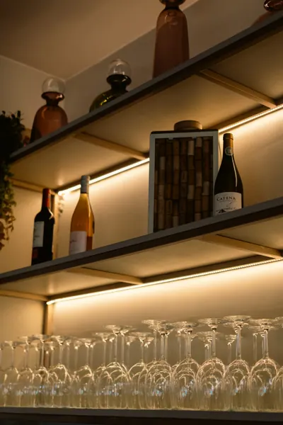 As mesmas taças, mais perto, sob a luz quente da prateleira