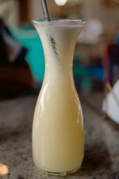 A jarra de limonada inteira, sobre a bancada de granito