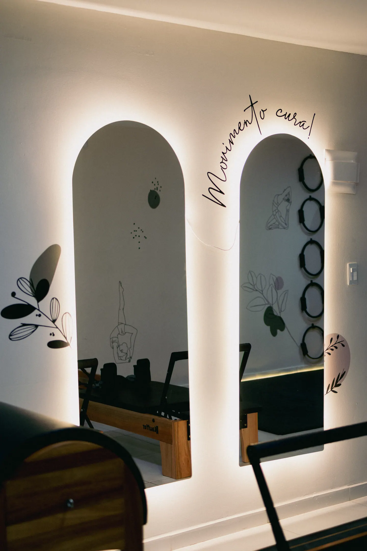 Os mesmos arcos vistos do outro lado da sala, com os aparelhos refletidos