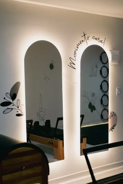 Os mesmos arcos vistos do outro lado da sala, com os aparelhos refletidos