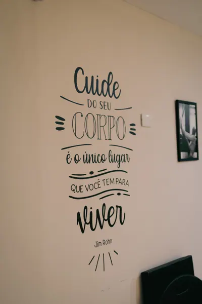 A frase na parede, mais perto
